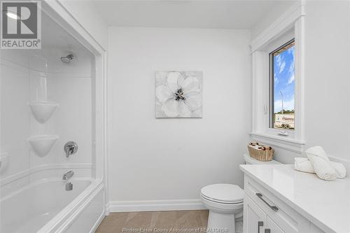 80 Jewel, Harrow, ON - Indoor Photo Showing Bathroom