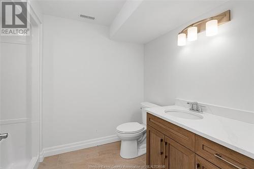 80 Jewel, Harrow, ON - Indoor Photo Showing Bathroom