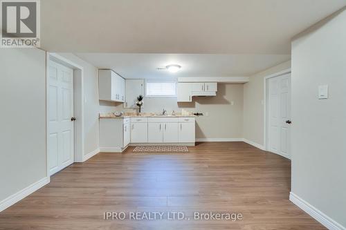 18 Costain Court, Hamilton (Fessenden), ON - Indoor Photo Showing Kitchen