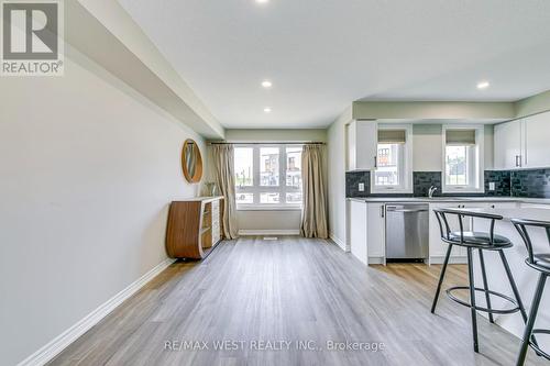 41 - 253 Chapel Hill Drive, Kitchener, ON - Indoor Photo Showing Kitchen