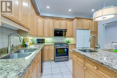 10 - 2303 Hill Ridge Court, Oakville (West Oak Trails), ON - Indoor Photo Showing Kitchen With Double Sink With Upgraded Kitchen