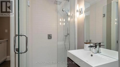 3 piece bath on main - 985 Colborne Street, London, ON - Indoor Photo Showing Bathroom