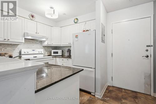 2113 - 6 Dayspring Circle, Brampton, ON - Indoor Photo Showing Kitchen