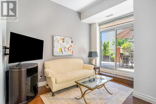 102 - 900 Mount Pleasant Road, Toronto (Mount Pleasant West), ON - Indoor Photo Showing Living Room