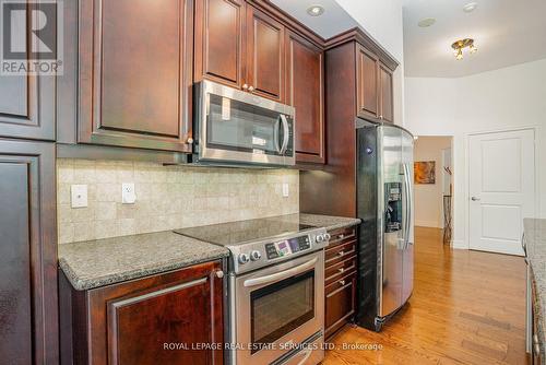 102 - 900 Mount Pleasant Road, Toronto, ON - Indoor Photo Showing Kitchen