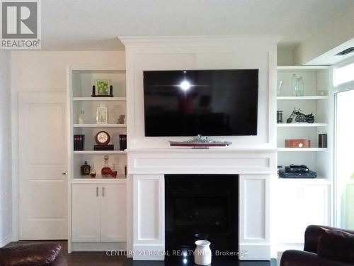 1401 - 9235 Jane Street, Vaughan, ON - Indoor Photo Showing Living Room