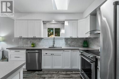 17 George Street, Hamilton (Waterdown), ON - Indoor Photo Showing Kitchen With Upgraded Kitchen