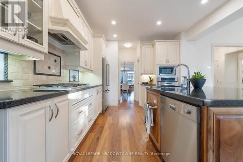 16 Edmonton Street, Brampton, ON - Indoor Photo Showing Kitchen With Upgraded Kitchen