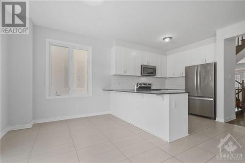 1017 Manege Street, Ottawa, ON - Indoor Photo Showing Kitchen