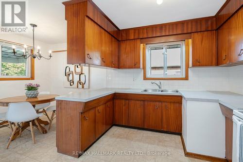 461 Cromwell Avenue, Oshawa (Vanier), ON - Indoor Photo Showing Kitchen With Double Sink