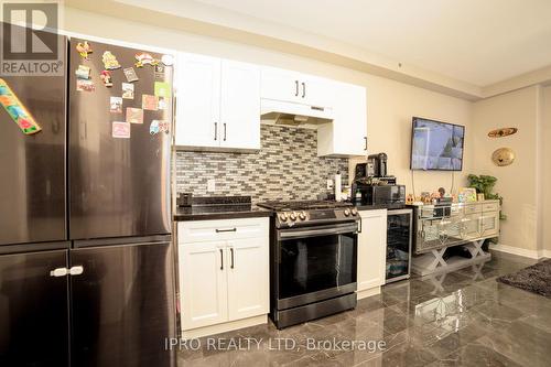 374 Viger Drive, Welland, ON - Indoor Photo Showing Kitchen With Stainless Steel Kitchen