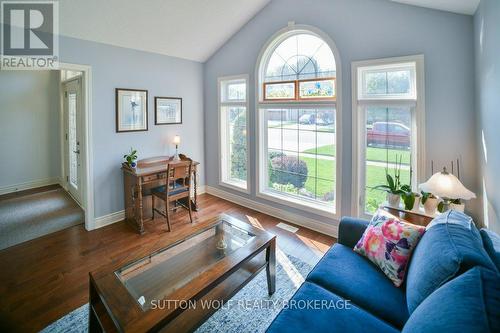 363 Darcy Drive, Strathroy-Caradoc (Nw), ON - Indoor Photo Showing Living Room