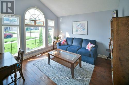 363 Darcy Drive, Strathroy-Caradoc (Nw), ON - Indoor Photo Showing Living Room