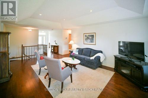 363 Darcy Drive, Strathroy-Caradoc (Nw), ON - Indoor Photo Showing Living Room