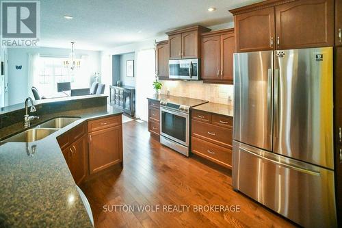 363 Darcy Drive, Strathroy-Caradoc (Nw), ON - Indoor Photo Showing Kitchen With Double Sink