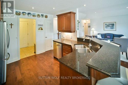 363 Darcy Drive, Strathroy-Caradoc (Nw), ON - Indoor Photo Showing Kitchen With Double Sink