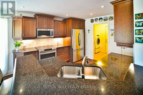 363 Darcy Drive, Strathroy-Caradoc (Nw), ON - Indoor Photo Showing Kitchen With Double Sink