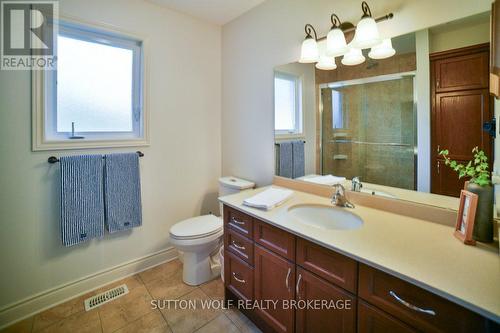 363 Darcy Drive, Strathroy-Caradoc (Nw), ON - Indoor Photo Showing Bathroom