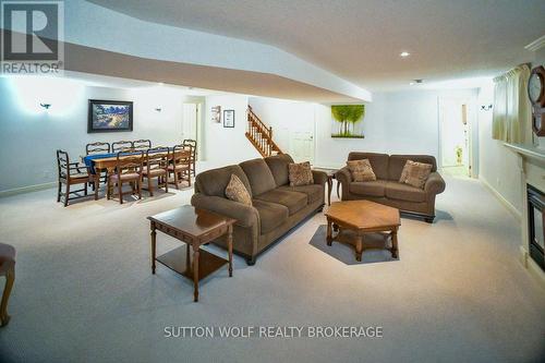 363 Darcy Drive, Strathroy-Caradoc (Nw), ON - Indoor Photo Showing Living Room