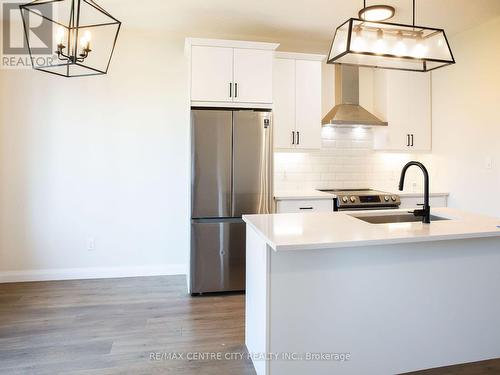 1826 Finley Crescent, London, ON - Indoor Photo Showing Kitchen With Upgraded Kitchen