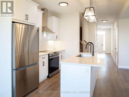 1826 Finley Crescent, London, ON - Indoor Photo Showing Kitchen With Upgraded Kitchen