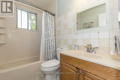 33 Roslyn Road, Barrie (Wellington), ON - Indoor Photo Showing Bathroom