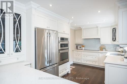 5138 Cherryhill Crescent, Burlington, ON - Indoor Photo Showing Kitchen With Upgraded Kitchen