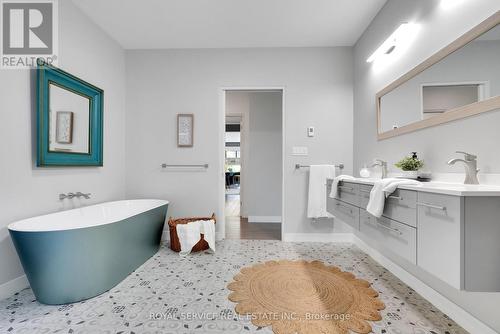 121 Cove Road, Clarington (Bowmanville), ON - Indoor Photo Showing Bathroom