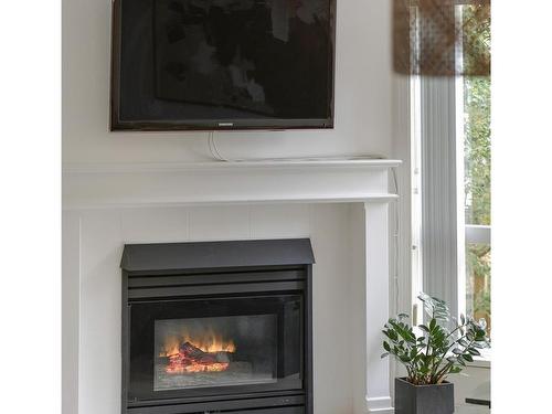 202-1014 Rockland Ave, Victoria, BC - Indoor Photo Showing Living Room With Fireplace