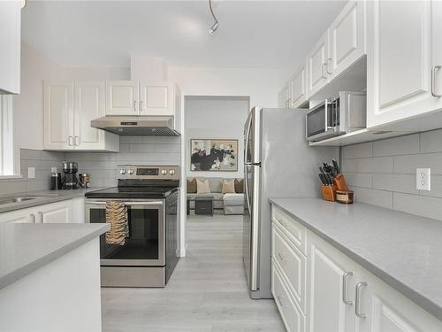 202-1014 Rockland Ave, Victoria, BC - Indoor Photo Showing Kitchen With Stainless Steel Kitchen