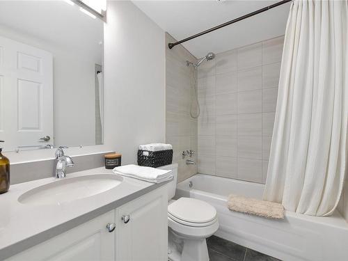 202-1014 Rockland Ave, Victoria, BC - Indoor Photo Showing Bathroom