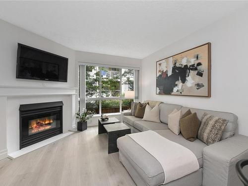 202-1014 Rockland Ave, Victoria, BC - Indoor Photo Showing Living Room With Fireplace