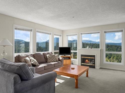 309-1201 Henry Rd, Courtenay, BC - Indoor Photo Showing Living Room With Fireplace