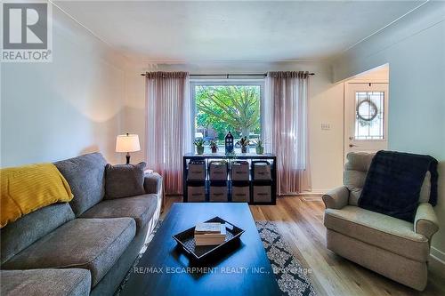 249 Fernwood Crescent, Hamilton, ON - Indoor Photo Showing Living Room