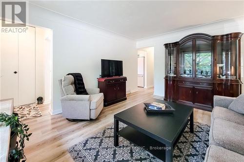 249 Fernwood Crescent, Hamilton (Hampton Heights), ON - Indoor Photo Showing Living Room