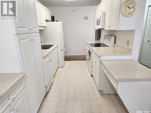 207 211 Crawford Avenue W, Melfort, SK - Indoor Photo Showing Kitchen With Double Sink