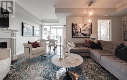 407 - 650 Mt Pleasant Road, Toronto (Mount Pleasant West), ON - Indoor Photo Showing Living Room