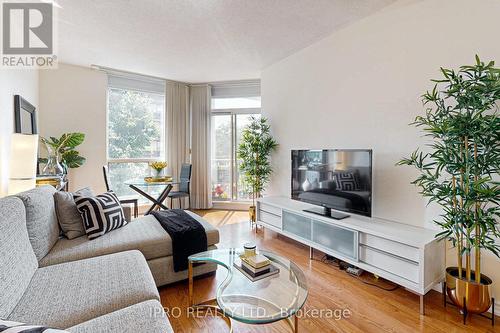 203 - 4200 Bathurst Street, Toronto (Clanton Park), ON - Indoor Photo Showing Living Room