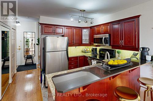 203 - 4200 Bathurst Street, Toronto (Clanton Park), ON - Indoor Photo Showing Kitchen