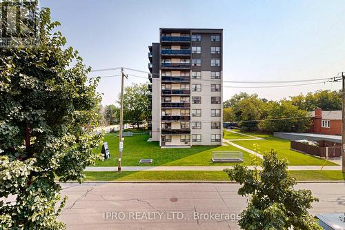 203 - 4200 Bathurst Street, Toronto (Clanton Park), ON - Outdoor