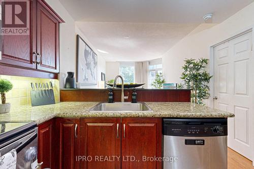 203 - 4200 Bathurst Street, Toronto (Clanton Park), ON - Indoor Photo Showing Kitchen