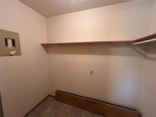 1103 30 Lake Crest Road, Winnipeg, MB - Indoor With Storage