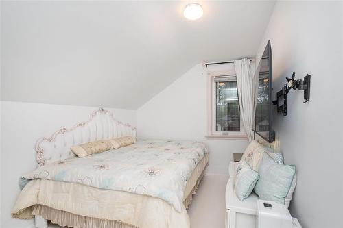 1155 Spruce Street, Winnipeg, MB - Indoor Photo Showing Bedroom