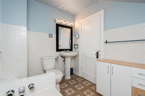 1155 Spruce Street, Winnipeg, MB - Indoor Photo Showing Bathroom