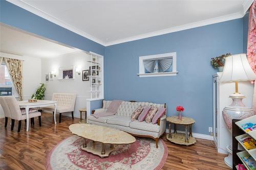 1155 Spruce Street, Winnipeg, MB - Indoor Photo Showing Living Room