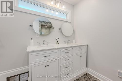 789 Rockway Drive, Kitchener, ON - Indoor Photo Showing Bathroom