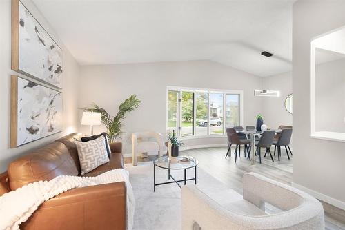 797 Setter Street, Winnipeg, MB - Indoor Photo Showing Living Room