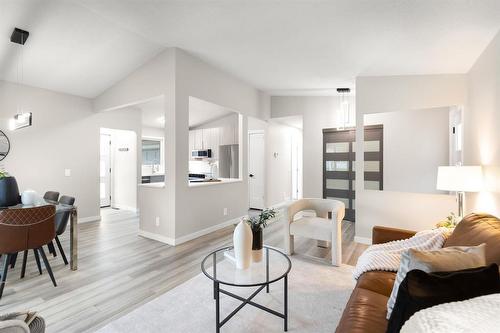 797 Setter Street, Winnipeg, MB - Indoor Photo Showing Living Room