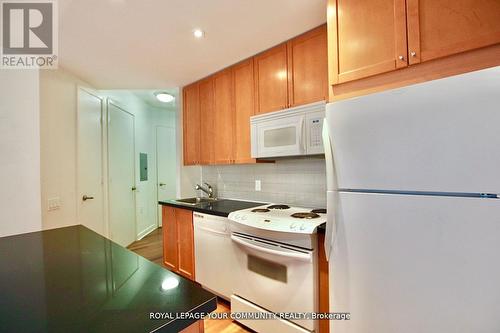 909 - 85 Bloor Street E, Toronto, ON - Indoor Photo Showing Kitchen