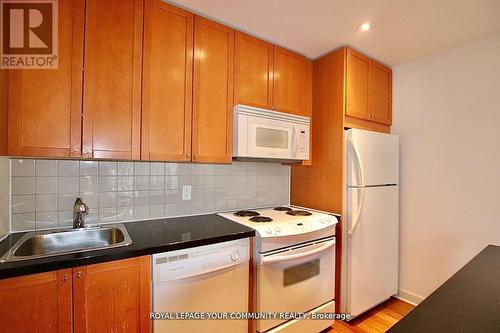 909 - 85 Bloor Street E, Toronto, ON - Indoor Photo Showing Kitchen